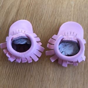 NWOT Freshly Picked pink leather baby moccasins